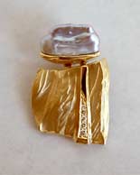 Pin/Pendant: 14 kt Yellow Gold, Diamond, Pearl