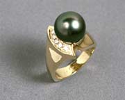 Ring: 18 kt yellow gold with black pearl