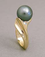 Ring: 14 kt yellow gold with black pearl
