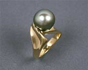 Ring: 14 kt yellow gold with black pearl