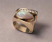 Ring: 18 kt yellow gold with Opal